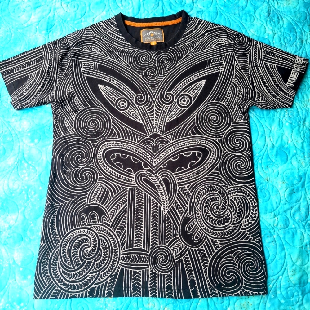 Earth Sea Sky New Zeland 100% Cotton Crewneck Black White Mask MAORI Tee Shirt S